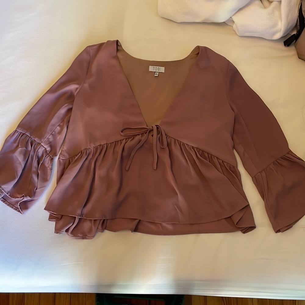 Tobi blouse with ruffle sleeves